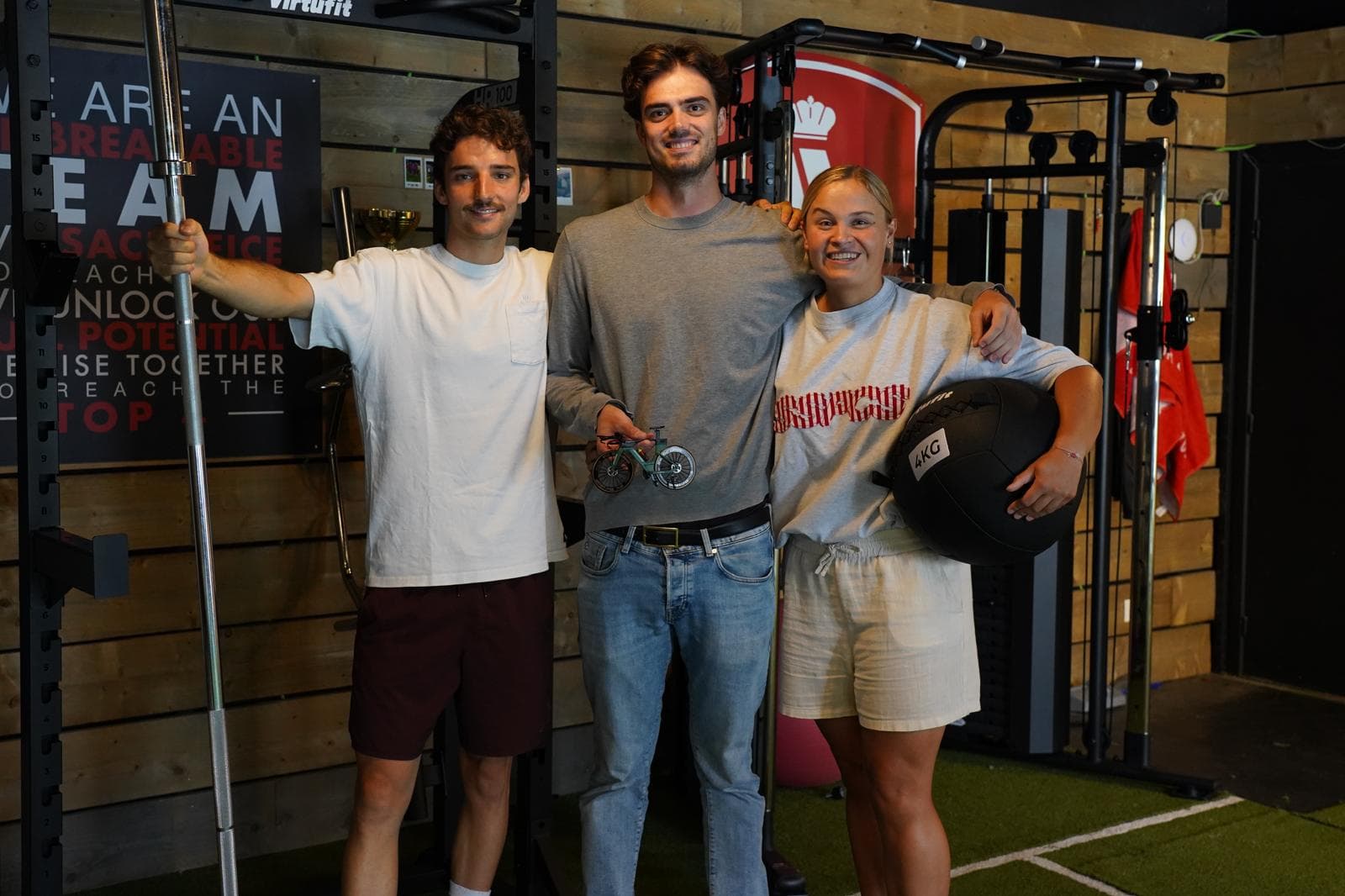 Het team van Endura Performance Center in de trainingsruimte